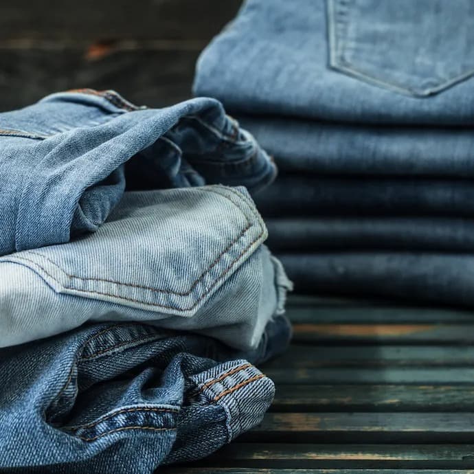 Mulher vestindo jeans confortável